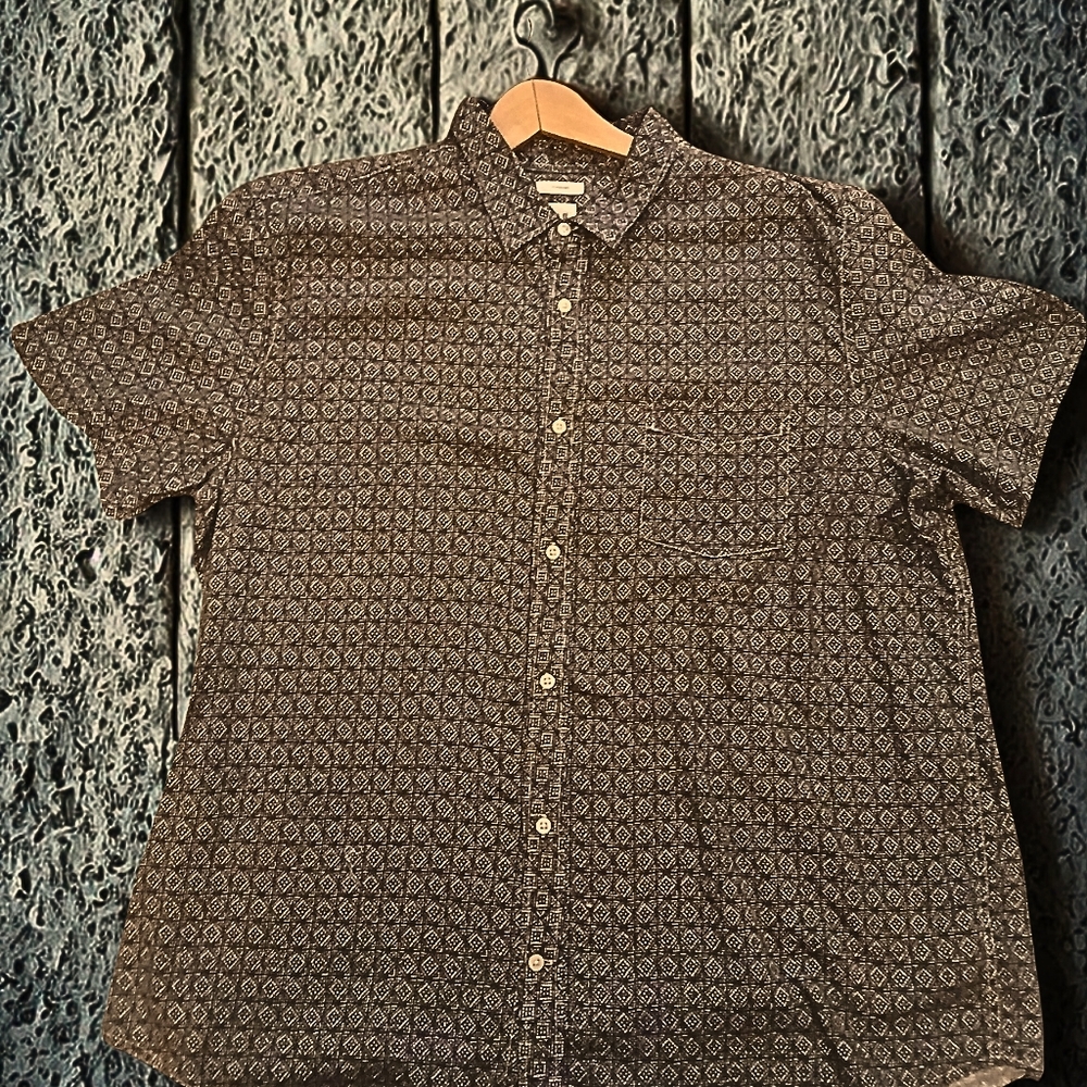 LAST CHANCE! GAP Men's Short Sleeve Black and White Button Down Shirt